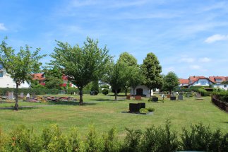 Sicht vom Parkplatz in der Ohmtalstraße auf den Friedhof Bürgeln 