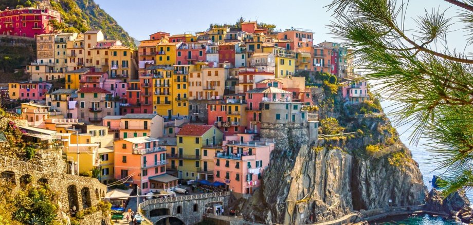 Image by kookay-11914957 from pixabay  Häuser auf Klippen in Italien -Sommerbild-