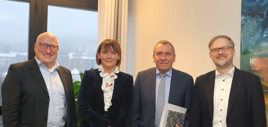 Gruppenfoto v.l.n.r. Bürgermeister Dr. Ried, Partnerschaftsvereinsvorsitzende Aga Sauerwald, Peter Seim und Landrat Jens Womelsdorf