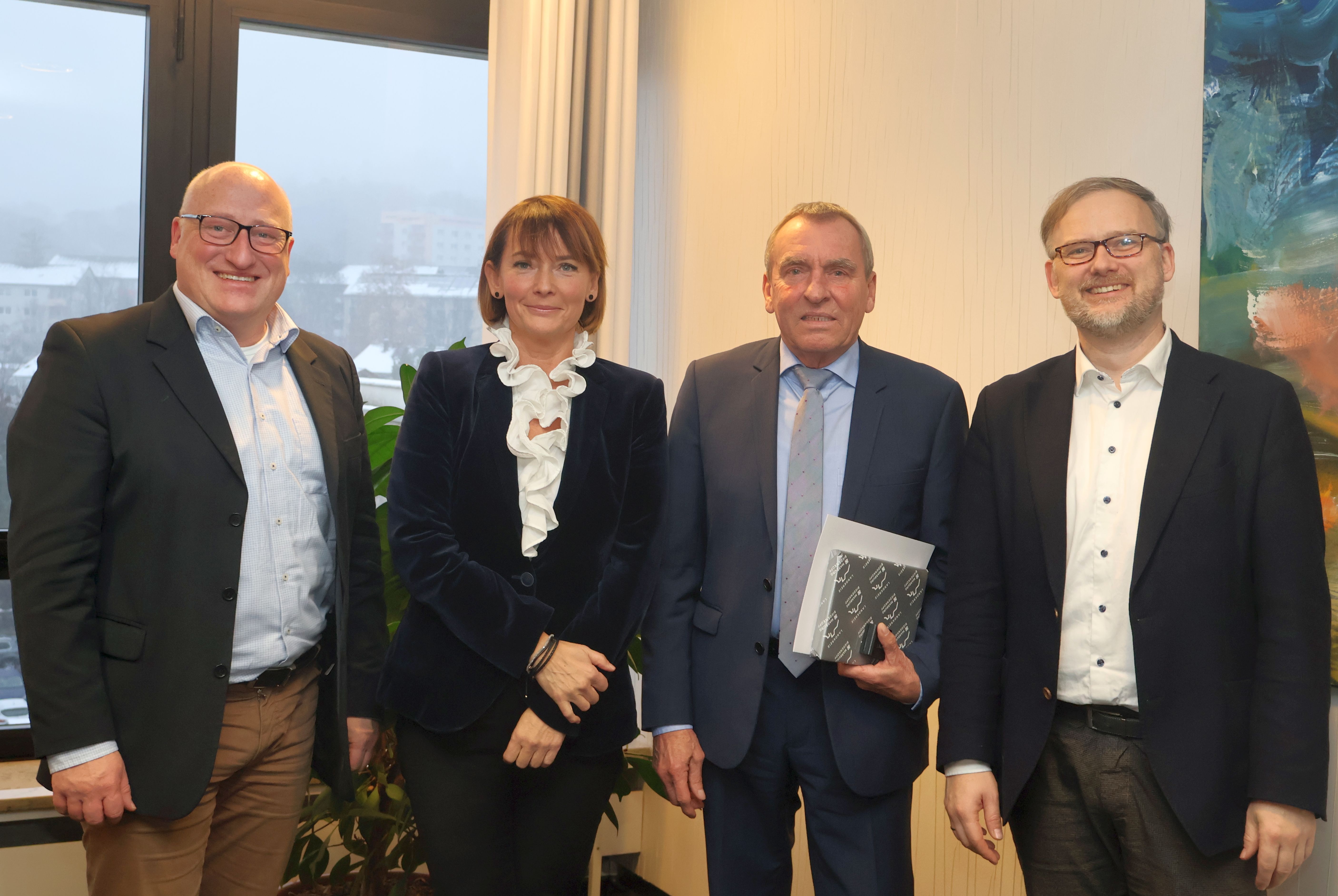 Gruppenfoto v.l.n.r. Bürgermeister Dr. Ried, Partnerschaftsvereinsvorsitzende Aga Sauerwald, Peter Seim und Landrat Jens Womelsdorf