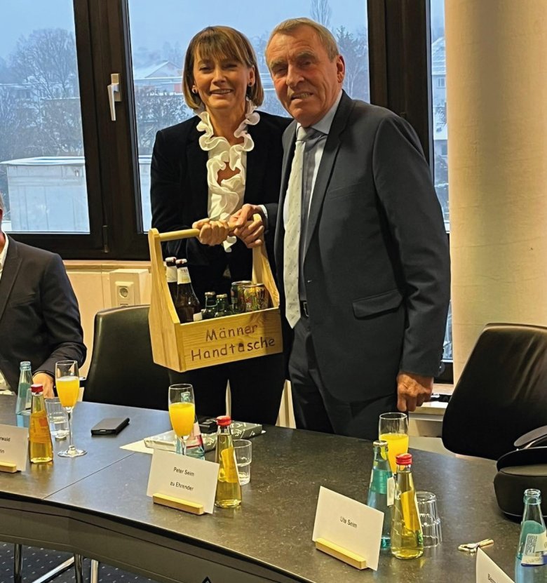 Aga Sauerwald überreich zum Dank an Peter Seim eine "Männer Handtasche"