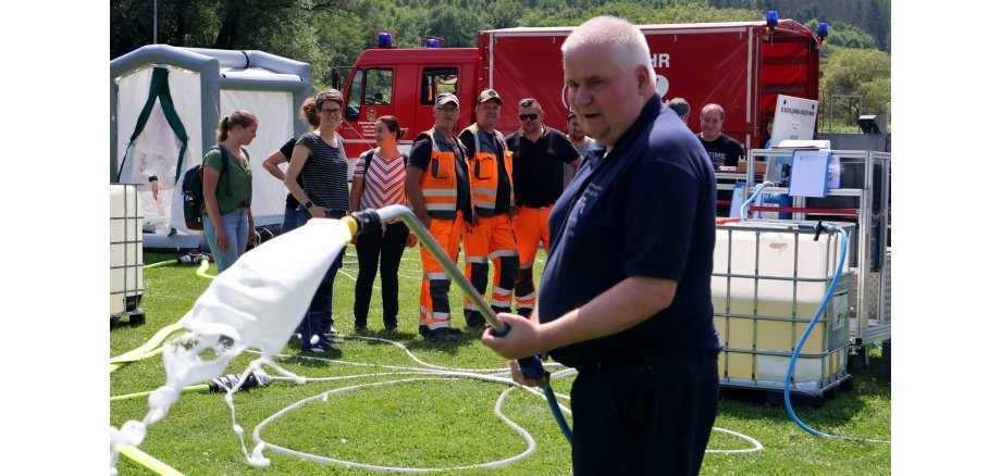 Wilfried Eucker vom GABC-Zug des Landkreises demonstriert Teile der Desinfektionsanlage an der Kläranlage in Biedenkopf-Wallau. Mit dieser Anlage können Fahrzeuge desinfiziert werden.
