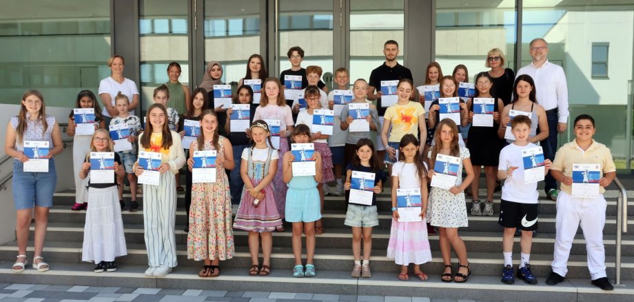 Freuen sich über ihre Erfolge beim 73. Europäischen Wettbewerb: Zahlreiche Schülerinnen und Schüler aus dem Landkreis Marburg-Biedenkopf wurden für ihren kreativen Umgang mit dem diesjährigen Motto: „Dein Europa: Recht, Respekt – Realität?!“ im Landratsamt ausgezeichnet. Landrat Jens Womelsdorf war als Schirmherr bei der Auszeichnung dabei.