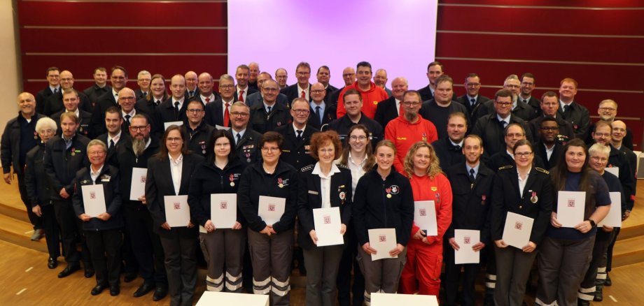 Die ehrenamtlichen Einsatzkräfte bilden das Fundament des Katastrophenschutzes. Rund 50 von ihnen wurden jetzt für ihr langjähriges Engagement geehrt.