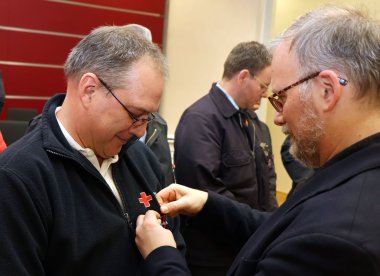 Landrat Jens Womelsdorf (r.) bei der Aushändigung der Katastrophenschutz-Medaillen – hier an einen Helfer des Deutschen Roten Kreuzes.