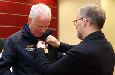 Landrat Jens Womelsdorf (r.) bei der Aushändigung der Katastrophenschutz-Medaillen – hier an einen Helfer des THW.