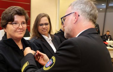 Kreisbrandinspektor Lars Schäfer unterstütze bei der Aushändigung der Ehrenzeichen – hier an eine Ehrenamtliche des Deutschen Roten Kreuzes.