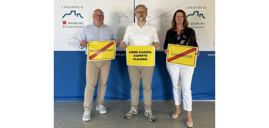 „Staat findet hier vor Ort statt!“: Landrat Jens Womelsdorf (Mitte), Bürgermeisterin Claudia Schnabel (re.) und Bürgermeister Dr. Jens Ried als Sprecher der Bürgermeisterinnen und Bürgermeister im Kreis warnen vor einem drohenden finanziellen Kollaps der Kreis, Städte und Gemeinden.  (Foto: Landkreis Marburg-Biedenkopf)