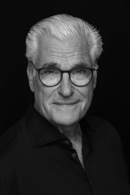Schauspieler, Synchronsprecher und Autor Sky du Mont liest am 26. Mai in Stadtallendorf aus seinem Buch „Der nächste Fehler kommt bestimmt“. (Foto: Manfred Baumann)