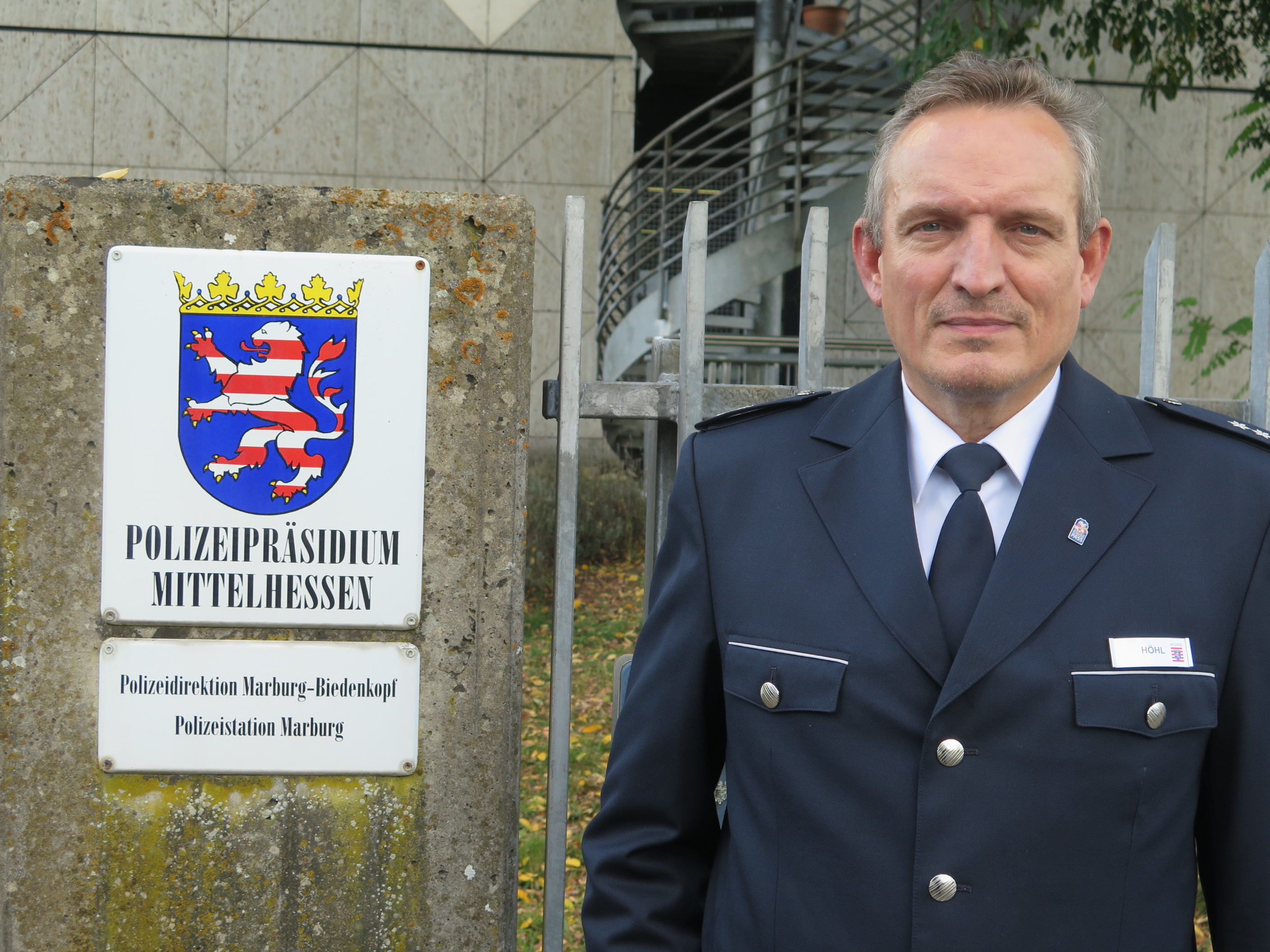 Wolfgang Höhl vor der Polizeistation Marburg